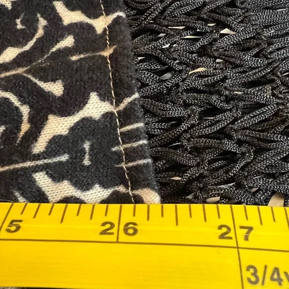Questions by say what women’s sweater, cardigan, fringe size L black and cream - Picture 4 of 6